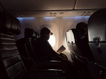 Frau begibt sich in Flieger auf freiwillige "Klo-Quarantäne"