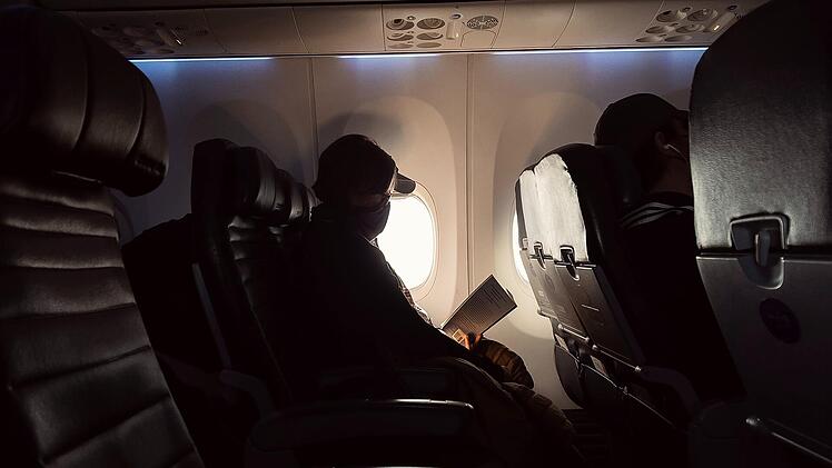 Frau begibt sich in Flieger auf freiwillige "Klo-Quarantäne"