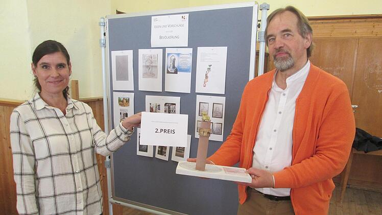 Der zweite Preis, den die Jurymitglieder Daniela Schorn und Stadtbaumeister Detlef Mohr offerierten, ging an die heimische Künstlerin und Bildhaierin Gabriela Herrmanns. Foto: Winfried Ehling