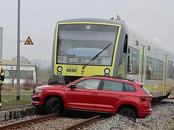 Wiesenfeld: Auto kollidiert mit Zug - schwangere Frau unter Gesch&auml;digten