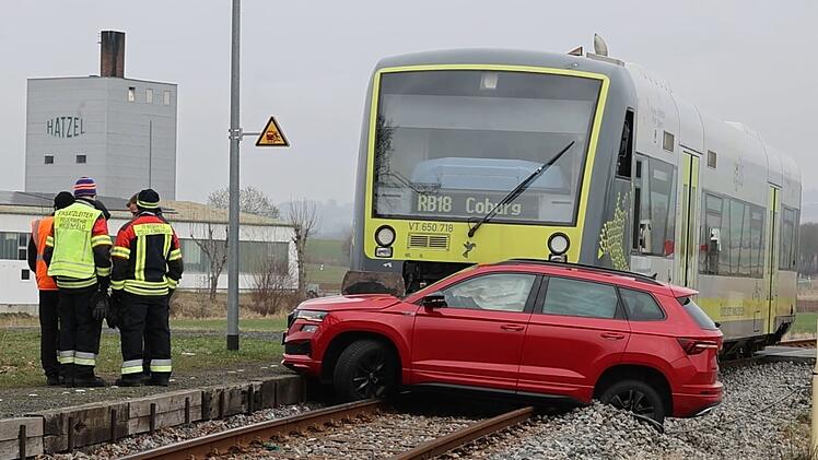 Wiesenfeld: Auto kollidiert mit Zug - schwangere Frau unter Gesch&auml;digten