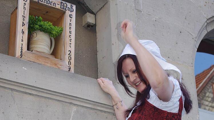 "Jungfrau" Hilde wurde auf dem Trageholz zum Ehrenmal gehoben.