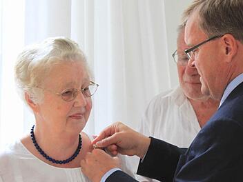 OB Andreas Starke steckt Sieglinde Kudlich das Ehrenzeichen an. Foto: Laura Köhler