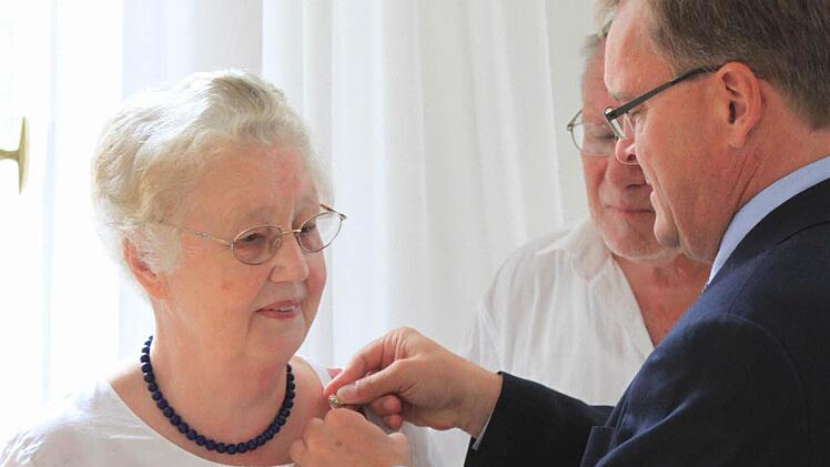 OB Andreas Starke steckt Sieglinde Kudlich das Ehrenzeichen an. Foto: Laura Köhler