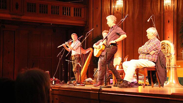 Die Well-Brüder Christoph, Karl und Michael bei ihrem Auftritt im Bad Kissinger Regentenbau, daneben Gerhard Polt.  Foto: Ralf Ruppert