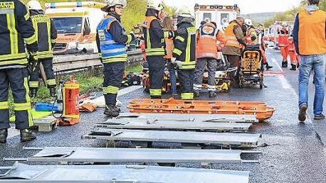 Die Feuerwehren und Rettungsmannschaften standen bereit, um nach der Erstversorgung die Verletzten in die Krankenhäuser zu bringen.