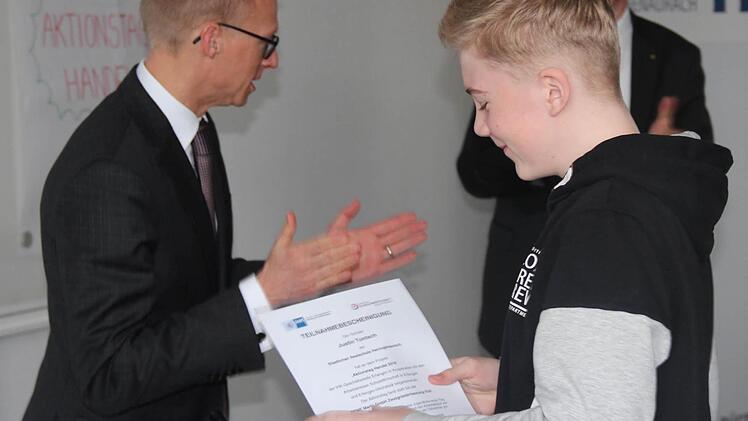 Oliver Brehm und Knut Harmsen überreichen den stolzen Schülern die Teilnehmerzertifikate. Foto: Johanna Blum