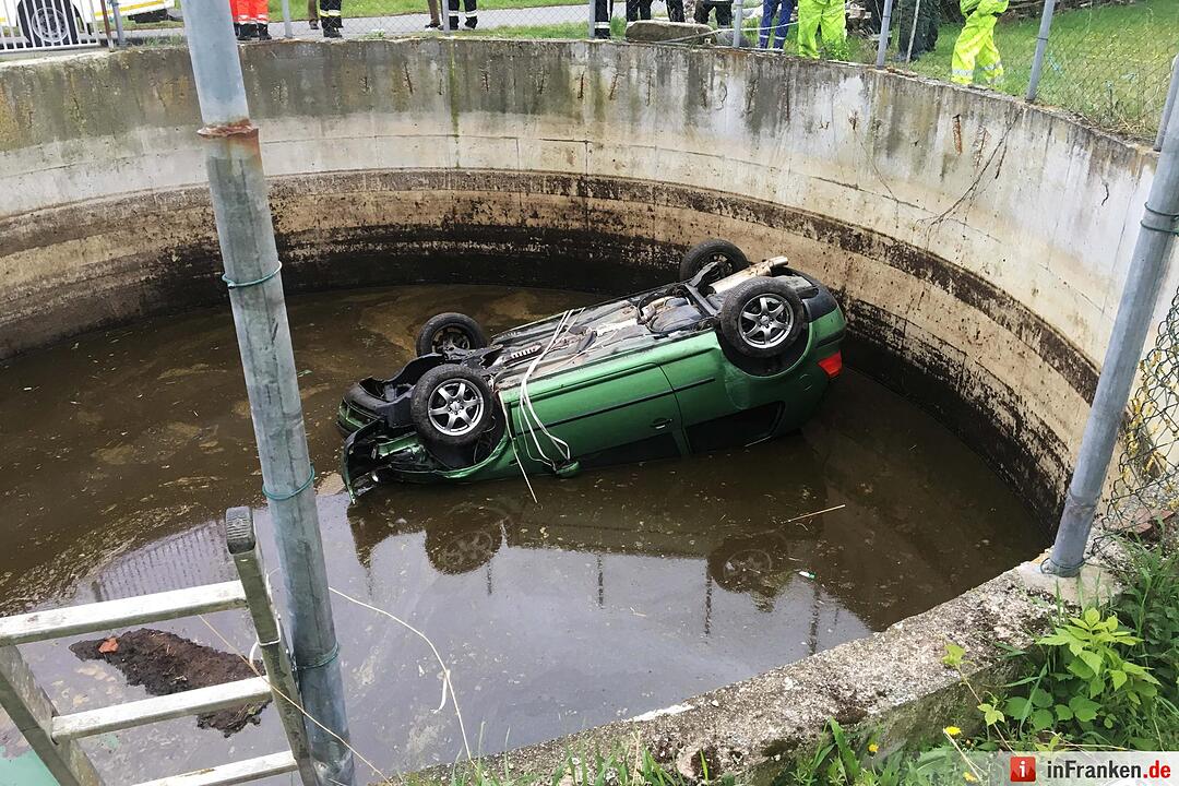 Kopfüber in Güllegrube gelandet