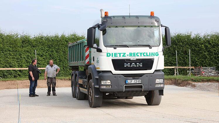 Mit dem schwerbeladenen Lkw wird die geschotterte Fläche auf ihre Festigkeit überprüft.  Foto: Klaus Gagel