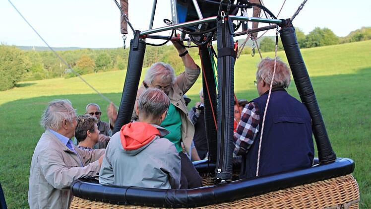 Teamwork ist beim Einsteigen in den Korb gefragt. Foto: Helmut Will