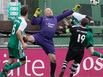 SV Friesen - SV Mitterteich: Torwart Siegfried Kirschbauer kann den Ball noch vor einem heranst&uuml;rmenden Mitterteicher Angreifer ablenken. Foto: Heinrich Wei&szlig;