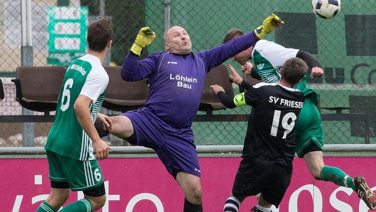 SV Friesen - SV Mitterteich: Torwart Siegfried Kirschbauer kann den Ball noch vor einem heranst&uuml;rmenden Mitterteicher Angreifer ablenken. Foto: Heinrich Wei&szlig;