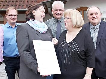 Geschäftsführerin Simone Thies (Dritte von links) überreichte Silvia Gäbelein (Zweite von rechts) für ihre fünf Jahrzehnte währende Treue zur Maschinenfabrik Fischer eine Ehrenurkunde der IHK.  Foto: Stephan Stöckel