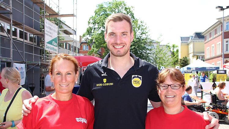Die Tageblatt-Mitarbeiterinnen Uli Kuttner (links) und Sandra Rudolf mit HSC-Torwart Oli KrechelOliver Schmidt