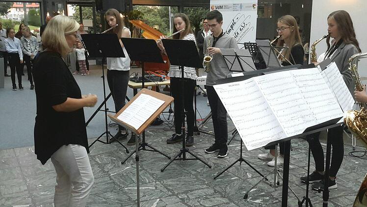 Krönender Abschluss einer eindrucksvollen Veranstaltung in der Georgi-Kurhalle war der Auftritt der großen Bläser-Formation. Foto: Rolf Pralle