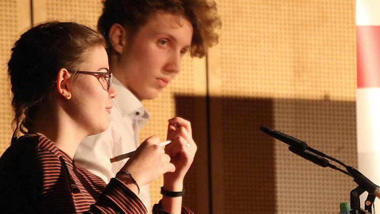 Heiße Debatten gab es beim Regionalwettbewerb "Jugend debattiert", zu dem Schülerinnen und Schüler aus sechs Schulen von Bamberg bis Hof nach Münnerstadt gekommen waren.  Fotos: Dieter Britz