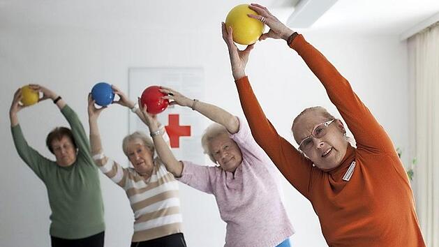 Die Teilnahme an der Lichtenfelser BRK-Seniorengymnastik hält Körper und Geist im Alter gesund. Fotos: DRK/André Zelck