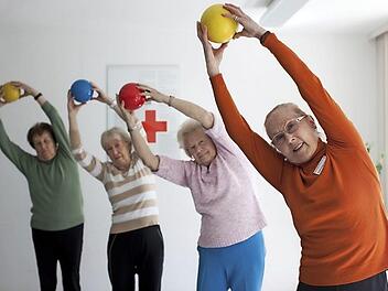 Die Teilnahme an der Lichtenfelser BRK-Seniorengymnastik h&auml;lt K&ouml;rper und Geist im Alter gesund. Fotos: DRK/Andr&eacute; Zelck