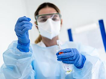 Mittels eines Abstrichs können Menschen auf das Coronavirus getestet werden.  Symbolbild: Jean-Christophe Bott/dpa
