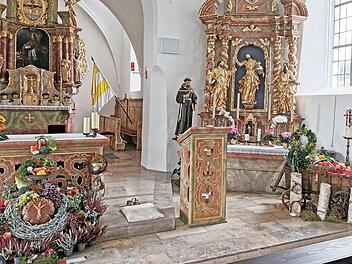 Am Sonntag wurde in Windheim Kirchweih zusammen mit Erntedank gefeiert. Hier die Gaben vor dem Altar. Foto: Heike Schülein