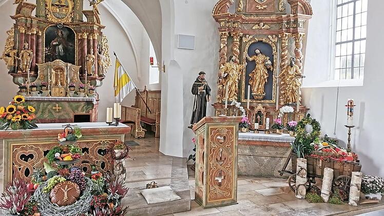 Am Sonntag wurde in Windheim Kirchweih zusammen mit Erntedank gefeiert. Hier die Gaben vor dem Altar. Foto: Heike Schülein