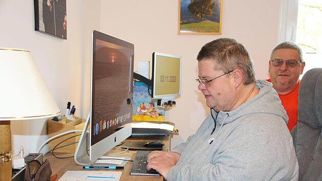 Familie Groß aus Bad Kissingen zeigt, wie leicht sich ihr Computer an ihr Sehvermögen anpassen lässt. Foto: Charlotte Wittnebel-Schmitz
