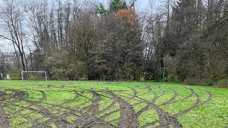 Zeil am Main: Unbekannte Vandalierer driften über Spielplatz - "Ist eine Schweinerei"