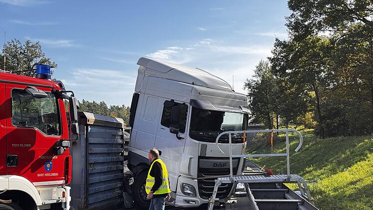 Unfall auf A3 bei Behringersdorf: Lkw liegt quer auf Fahrbahn - Sperrung dauert mehrere Stunden
