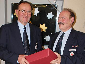 30 Jahre steht Christian Müller  an der Spitze der Sanitätsbereitschaft Mainstockheim/Buchbrunn. Sein Stellvertreter Alfred Schnabel dankt ihm dafür mit einem Weinpräsent.   Foto: Thomas