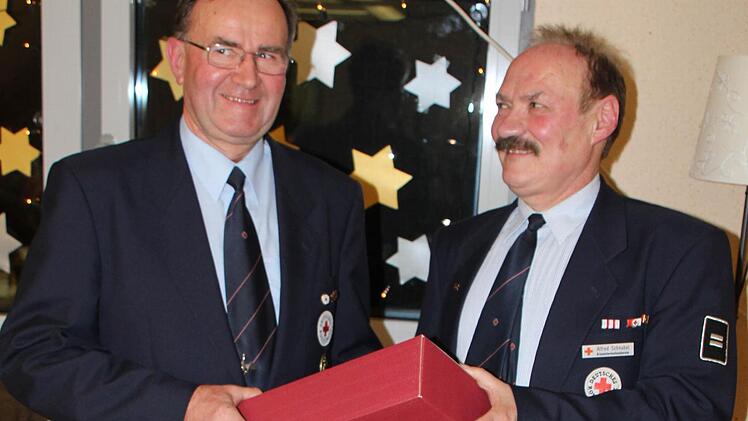 30 Jahre steht Christian Müller  an der Spitze der Sanitätsbereitschaft Mainstockheim/Buchbrunn. Sein Stellvertreter Alfred Schnabel dankt ihm dafür mit einem Weinpräsent.   Foto: Thomas
