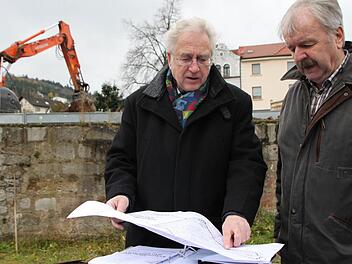 Herr der Pläne: Architekt Dag Schröder bespricht mit Karl Heinz Weismantel vom städtischen Bauamt die Maßnahme. Fotos: Ulrike Müller