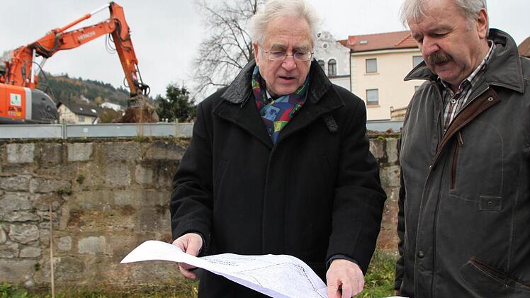 Herr der Pläne: Architekt Dag Schröder bespricht mit Karl Heinz Weismantel vom städtischen Bauamt die Maßnahme. Fotos: Ulrike Müller