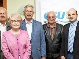 Ehrungen bei der CSU (von links): Michael Bötsch, stellvertretende Kreisvorsitzende Elisabeth Wende, Peter Ganshorn, Hans Petsch, Ortsverbandsvorsitzender Michael Kastl, Burkard Schodorf, die neue Schatzmeisterin Michaela Wedemann und Kerstin Schneider.  Foto: Nöth
