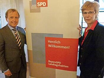 Die beiden Landtagsabgeordneten Susann Biedefeld und Stefan Schuster versprachen, sich für die Belange der Feuerwehren weiterhin kräftig einzusetzen.  Foto: Lothar Weidner