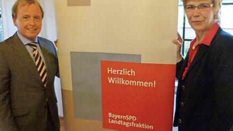 Die beiden Landtagsabgeordneten Susann Biedefeld und Stefan Schuster versprachen, sich für die Belange der Feuerwehren weiterhin kräftig einzusetzen.  Foto: Lothar Weidner