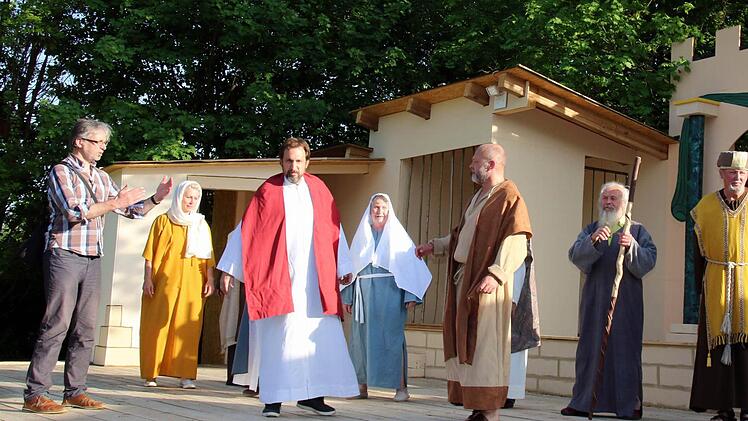 In Gemünda laufen die Proben für die dritten Passionsspiele auf Hochtouren. Bei dem anspruchsvollen Stück "Ich bin der Weg" von Martin Bernard stehen die Jünger im Mittelpunkt. Damit bis zur Premiere am 12. Juni nicht nur die Kostüme, sondern auch jede Zeile und Geste sitzen, dirigieren die Regisseure Helga Heubner und Josef Starkl (links) das Geschehen auf der Bühne. Foto: Bettina Knauth