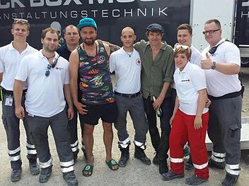 Der BRK aus Hollfeld bei Rock im Park. Marco Schreck (2. links) mit Marteria (rechts daneben in Shorts) und Campino (im grünen Hemd und mit Becks), ganz rechts der stellvertretende Bereitschaftsleiter Andreas Görl Foto: privat