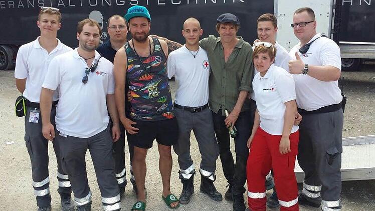 Der BRK aus Hollfeld bei Rock im Park. Marco Schreck (2. links) mit Marteria (rechts daneben in Shorts) und Campino (im grünen Hemd und mit Becks), ganz rechts der stellvertretende Bereitschaftsleiter Andreas Görl Foto: privat