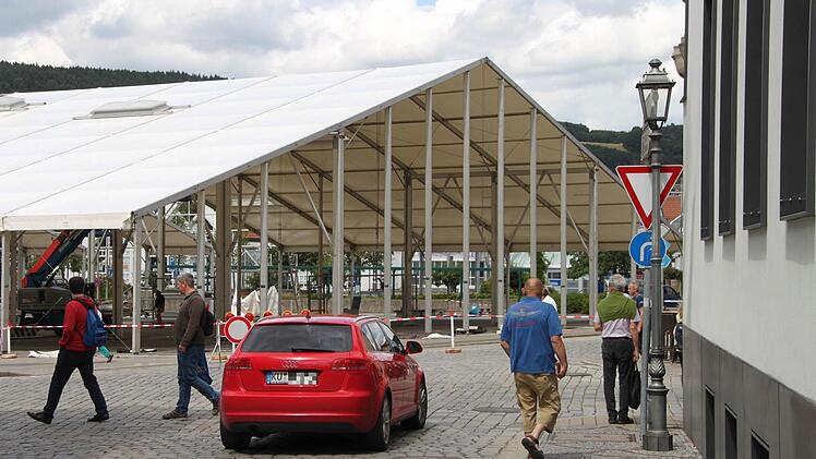 Auf dem Zentralparkplatz hat der Bierzelt-Aufbau begonnen. Foto: Stephan Tiroch