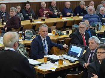 Als "obersten Landwirt" an der Regierung von Oberfranken hatte Heinrich Faatz den Referenten Rainer Prischenk (Bildmitte) vorgestellt. Das er aus der Praxis kommt, merkten auch fachfremde Zuhörer.  Foto: Ronald Rinklef