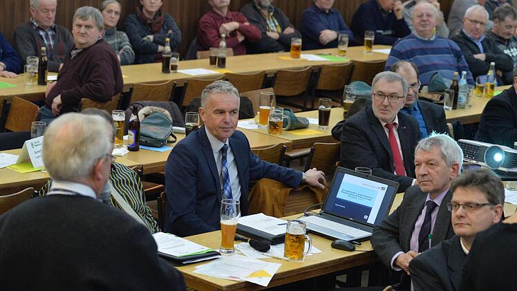 Als "obersten Landwirt" an der Regierung von Oberfranken hatte Heinrich Faatz den Referenten Rainer Prischenk (Bildmitte) vorgestellt. Das er aus der Praxis kommt, merkten auch fachfremde Zuhörer.  Foto: Ronald Rinklef