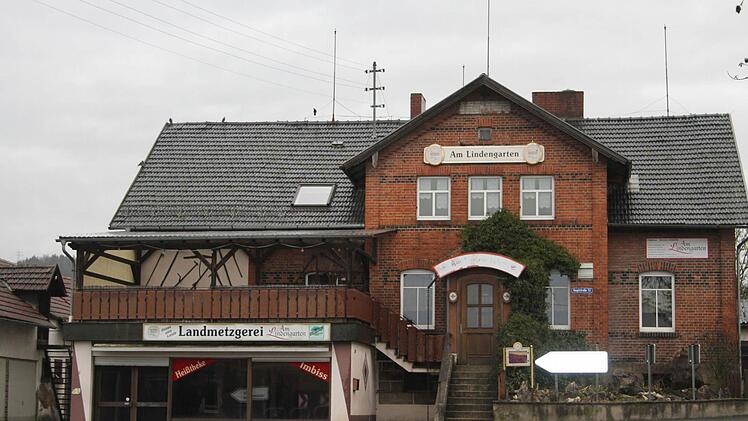 Mario Röttgen hat den "Lindengarten"gekauft, um Asylbewerber unterzubringen. "Kein Bedarf", heißt es. Deshalb will er den ehemaligen Gasthof als Unterkunft für seine Fahrer nutzen.