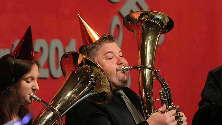 Begeisterten Beifall verdiente sich die Blaskapelle Meeder bei ihrem Jahreskonzert in der ausverkauften Schulturnhalle. Foto: Jochen Berger