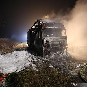 Brennender Lastwagen blockiert Autobahn - A9 beidseitig aufgrund Rauchentwicklung gesperrt