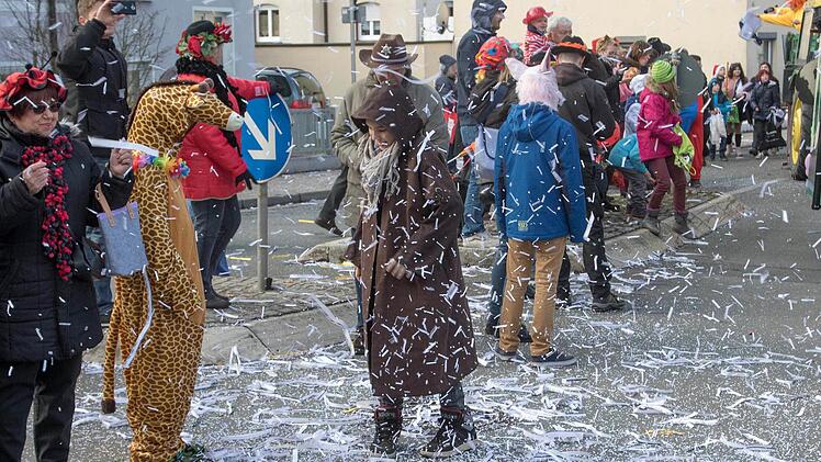 Schaulustige im Konfettiregen