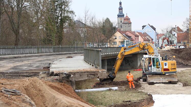 Die Tage der Flutbrücke in Höchstadt sind gezählt. Das Bauwerk ist weitgehend freigelegt und wird jetzt zertrümmert. Foto: Andreas Dorsch