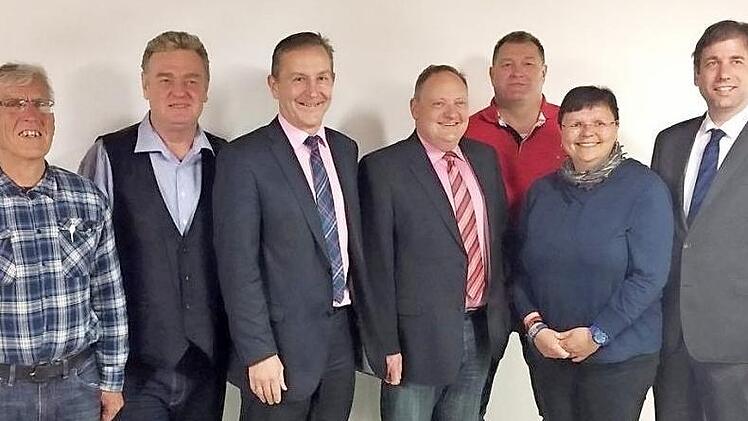 Bei der CSU (v. l.): Friedrich Diehl, Karl-Heinz Fleckenstein, Wahlleiter Udo Schönfelder, Hans-Werner Eisen, Norbert Wölfel, Sabine Schell und Ehrengast Landrat Hermann Ulm Foto: Udo Güldner