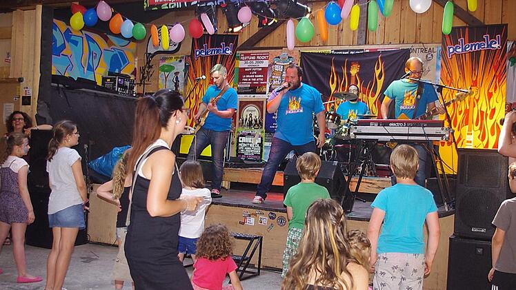 Die Kinder-Kultrockband "Pelemele" riss die Kids in der "Struwwel"-Scheune von den Sitzen. Foto: Heike Schülein