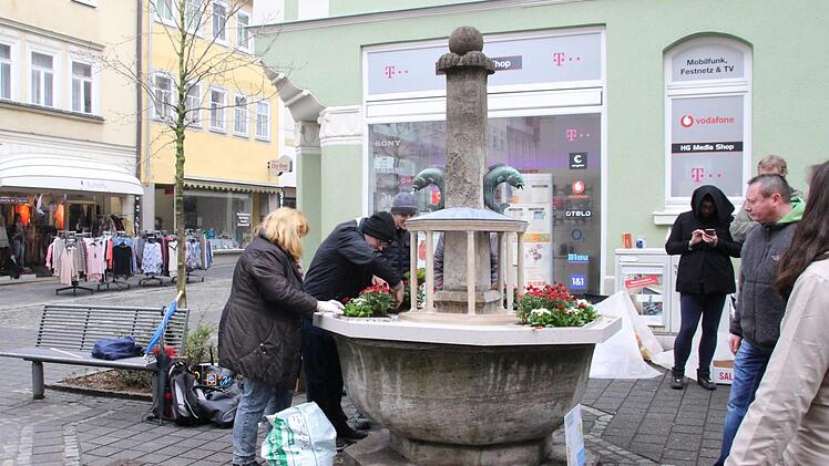 Der B&uuml;rgla&szlig;brunnen wird geschm&uuml;ckt.Foto: Julian &Uuml;belhack
