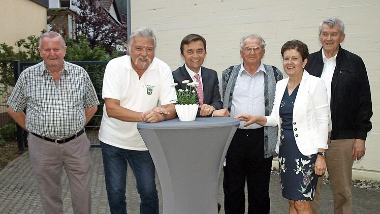 Die goldene Ehrennadel der Stadt Wallenfels verliehen Bürgermeister Jens Korn (Dritter von links) und Gudrun Brendel-Fischer (Zweite von rechts) an Hans Stöcker, Gerhard Blumenröther, Andreas Müller und Josef Eger (von links). Foto: Susanne Deuerling